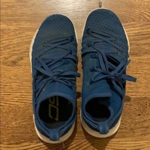 Blue Stephen Curry basketball shoes